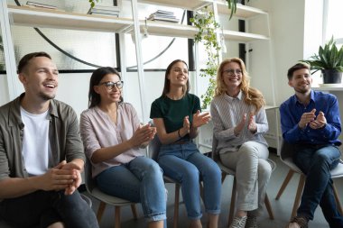 Çeşitli mutlu takım alkışlıyor konferansta el çırpıyor..