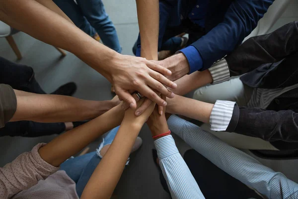 Primer plano mixta gente de negocios poniendo manos juntas apoyo . — Foto de Stock