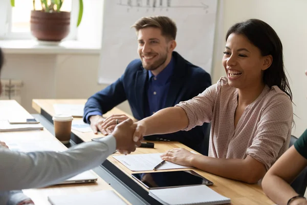 Feliz rir hr Africano americano empresária apertando a mão do candidato . — Fotografia de Stock