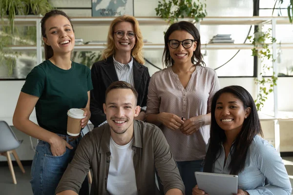 Portret szczęśliwego uśmiechniętego, zróżnicowanego zespołu pracowników rasy mieszanej stojącego. — Zdjęcie stockowe