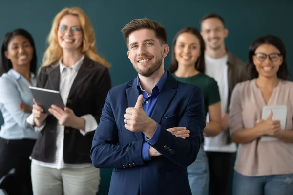 Primer plano retrato de hombre de negocios feliz usando como gesto . — Foto de Stock