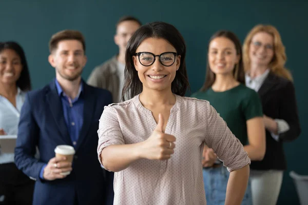 Primer plano retrato de la mujer de negocios afroamericana como gesto . — Foto de Stock