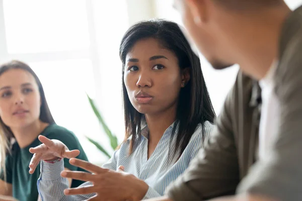 Gros plan mentor afro-américain femme d'affaires parler et coaching . — Photo