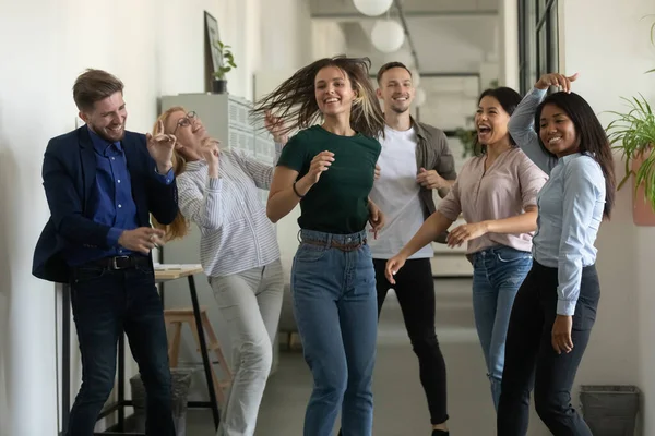 Feliz joven empresaria y hombre de negocios bailando después de un acuerdo exitoso . — Foto de Stock