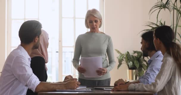 Líder da equipe feminina de meia-idade confiante realizando reunião de instruções de brainstorming . — Vídeo de Stock