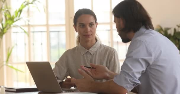 Hombre de negocios confiado mostrando la presentación de la computadora al cliente femenino . — Vídeos de Stock