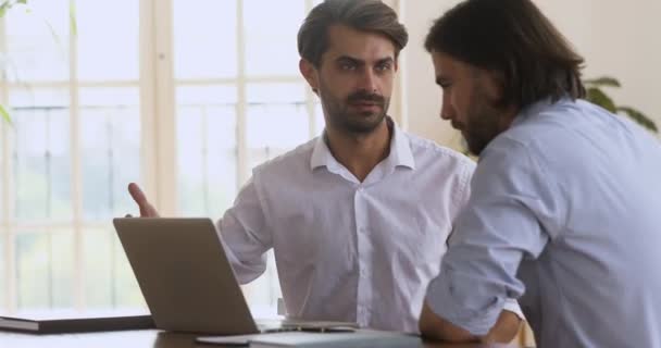 Sorridente uomo d'affari fiducioso ringraziando collega per l'aiuto . — Video Stock