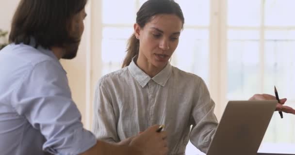 Sorrindo jovem mista empresária explicando detalhes do projeto para parceiro . — Vídeo de Stock