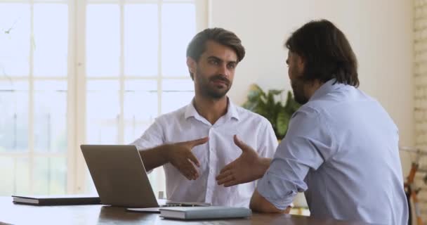 Dos hombres de negocios seguros estrechando la mano después de hacer un trato en la reunión . — Vídeos de Stock