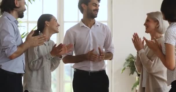 Leende stolta glada anställda lovordar uppmuntrande teamledare. — Stockvideo