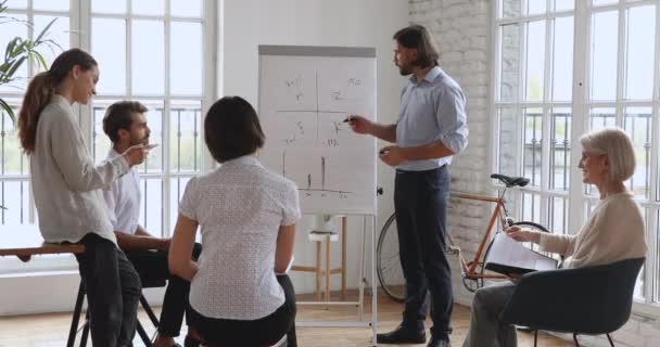 Kluge männliche Businesstrainerin führt Bildungspräsentation durch. — Stockvideo