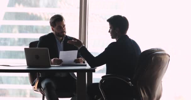 Conselheiro financeiro comerciante dando consulta de investimento para jovem empresário . — Vídeo de Stock