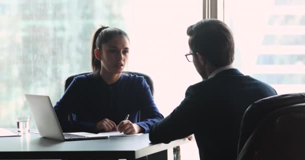 Képzett női HR menedzser álláskeresőt interjúvolva. — Stock videók