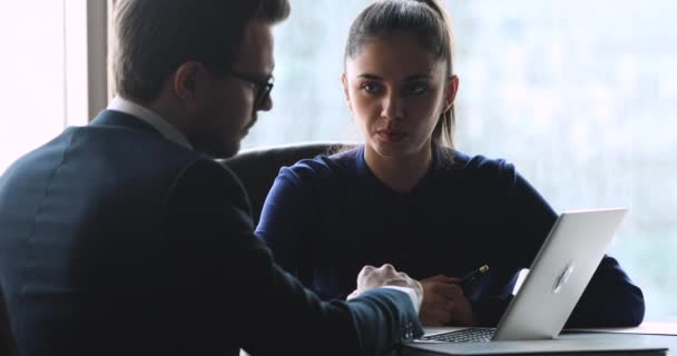 Geconcentreerde collega 's bespreken computerpresentatie, samen brainstormen. — Stockvideo