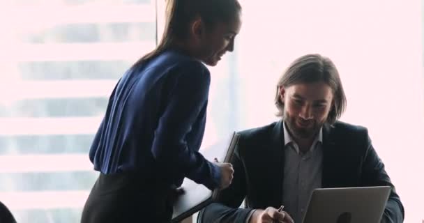 Financieel adviseur schudden handen verwelkomen jonge vrouwelijke cliënt. — Stockvideo