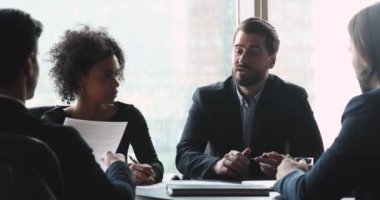 30 'lu yılların işadamı müşteri ortaklarıyla projeyi tartışıyor.