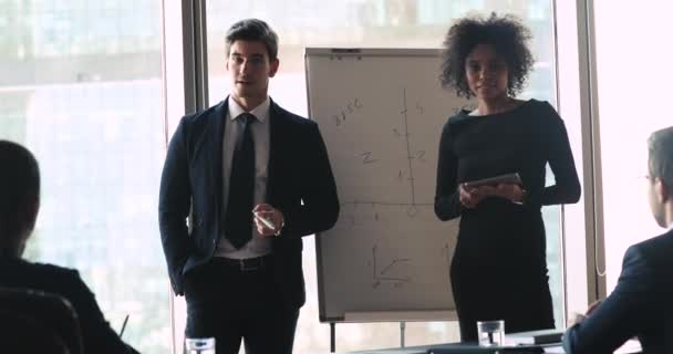 Diversos ponentes presentan estrategia de marketing a los empleados en la oficina . — Vídeos de Stock
