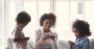 Mutlu aile evde hobi olarak vakit geçiriyor..