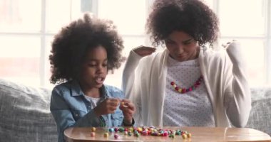 Mutlu iki kadın nesil karışık ırk ailesi hobi olarak eğleniyor..