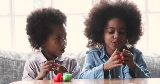 Boldog kis afro-amerikai gyerekek játszanak színes műanyag. — Stock videók