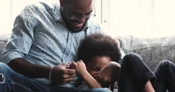 Glad ung blandras far kittlande liten skrattande son. — Stockvideo
