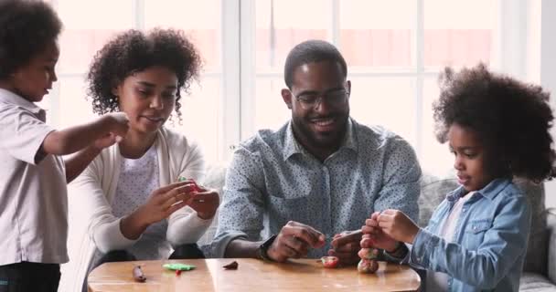 Glimlachende gemengde ras familie bezig met diy activiteit. — Stockvideo