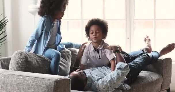 Familia feliz de raza mixta de tres comunicándose en casa . — Vídeo de stock
