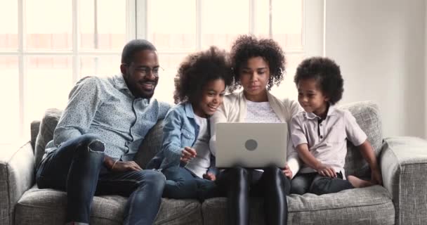 Feliz família afro-americana assistindo vídeo no computador . — Vídeo de Stock