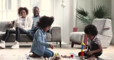 Mutlu çift ırklı aile hafta sonunu evde geçirmekten zevk alıyor..