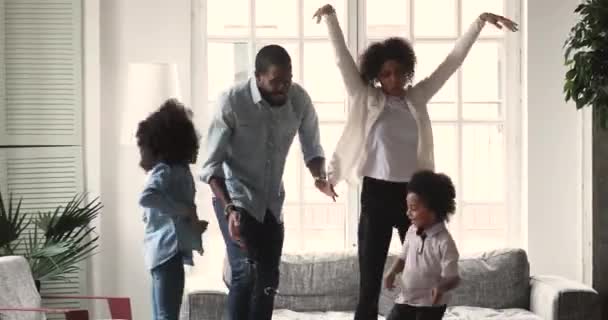 Sorprendida familia afroamericana bailando música en casa . — Vídeo de stock