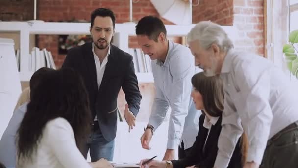 Jovens gerentes masculinos multirraciais felizes compartilhando ideias com colegas de trabalho diversos . — Vídeo de Stock