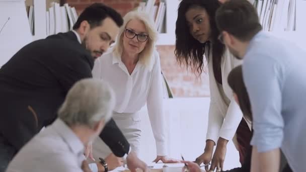 Multiracial diferentes edades gente de negocios discutir ideas de proyectos . — Vídeos de Stock