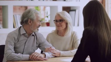 Mutlu orta yaşlı çift, kadın emlakçıyla tanışıyor..