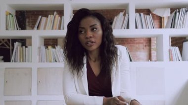 Profesyonel konsantre antrenör uzak bir atölyede çalışıyor..