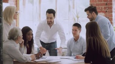 Mutlu genç Türk lider heyecanlı takım arkadaşlarına harika haberler veriyor..