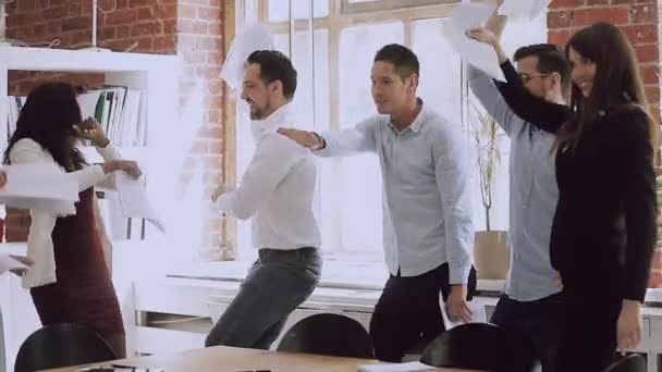 Groupe de gens d'affaires multiraciaux heureux appréciant le temps de fête .