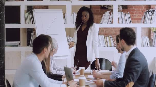 Líder de equipe afro-americano explicando questões de trabalho para colegas de equipe . — Vídeo de Stock