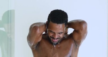 Mutlu seksi Afro-Amerikan erkeği sabah duşu alırken şarkı söylüyor.