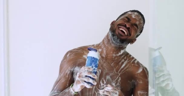 Grappig gelukkig jong Afrikaans amerikaanse man zingen terwijl het nemen van douche — Stockvideo