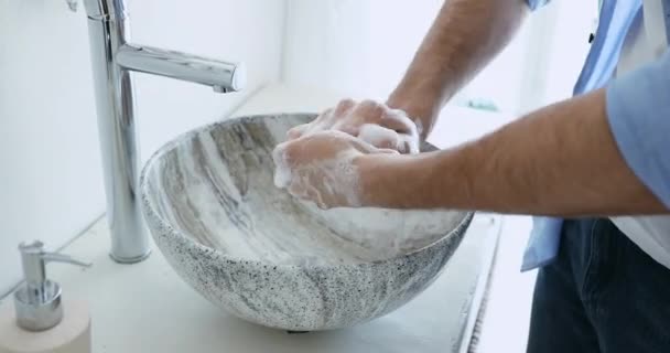 Uomo sapone lavaggio mani sopra lavabo da bagno, vista da vicino — Video Stock