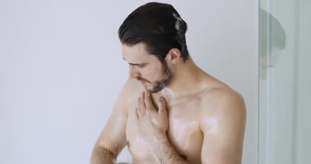 아침에 대조적으로 샤워를 하고 있는 다루기 쉬운 젊은이 — 비디오