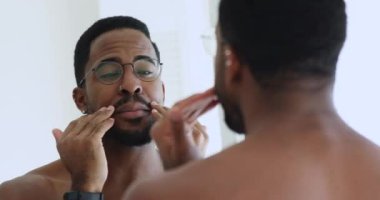 Banyodaki aynaya bakan mutlu, çekici, Afrikalı bir adam.