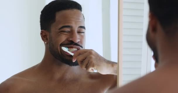 Jovem afro-americano escovar os dentes sentindo dor de dente — Vídeo de Stock
