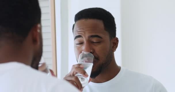 Healthy afro-american man drinking water feeling dehydration in the morning — Stock Video