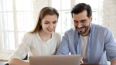 Çeşitli çalışanlar ofiste dizüstü bilgisayarda çalışıyorlar.