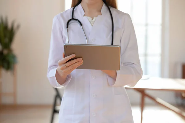 Female physician consult patient online on tablet — Stock Photo, Image