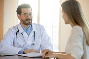 Kafkas erkek doktor klinikteki kadın hastaya danıştı