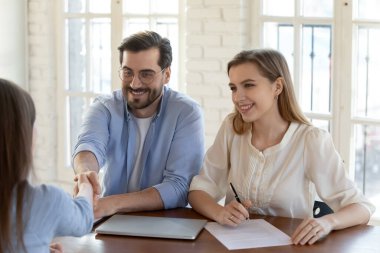 Başarılı bir toplantıdan sonra mutlu işverenler el sıkışma başvurusu yaparlar