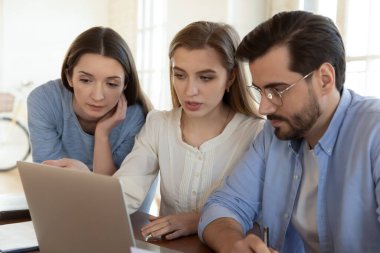 Odaklanmış meslektaşlarım toplantıda projeyi tartıştılar