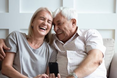 Mutlu son sınıf çifti cep telefonuyla iyi eğlenceler.